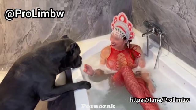 Русская шлюха трахается с собакой в бане